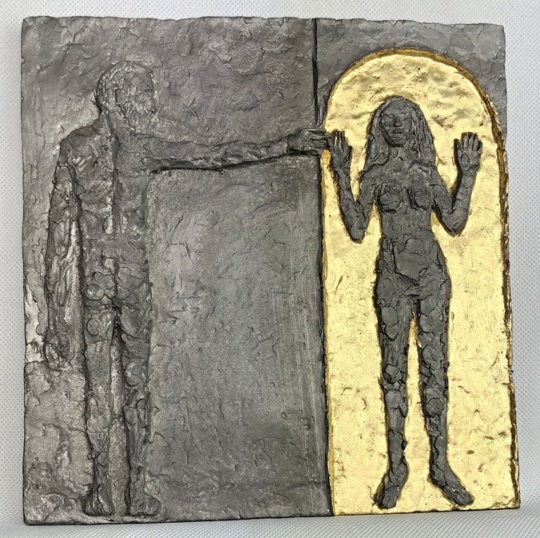 Střední cínový reliéf Zvěstování vytvořil Olbram Zoubek již v roce 1972. Má poměrně netradiční formát 25 x 25 cm. I přes svoji velikost překvapí svou váhou. Jedná se o solidní reliéf zobrazující ženu (Marii) v nebeské bráně a muže, který jí vítá. Je to nádherná práce Olbrama Zoubka, u které je vidět, že ji věnoval velkou péči.  Reliéf je nádherně propracovaný, zejména v tomto případě mužská tvář je propracovaná do nejmenších detailů.