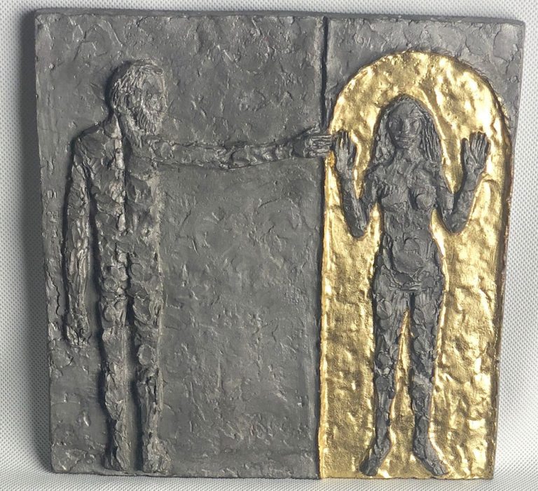 Střední cínový reliéf Zvěstování vytvořil Olbram Zoubek již v roce 1972. Má poměrně netradiční formát 25 x 25 cm. I přes svoji velikost překvapí svou váhou. Jedná se o solidní reliéf zobrazující ženu (Marii) v nebeské bráně a muže, který jí vítá. Je to nádherná práce Olbrama Zoubka, u které je vidět, že ji věnoval velkou péči.  Reliéf je nádherně propracovaný, zejména v tomto případě mužská tvář je propracovaná do nejmenších detailů.