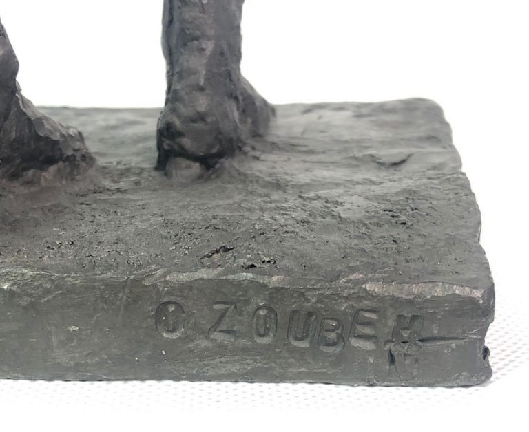 Nádhernou sochu Kúros Olbram Zoubek vytvořil v únoru roku 1983.  Mužské sochy tvořil Olbram Zoubek jen výjimečně, jsou tedy na trhu poměrně vzácně.