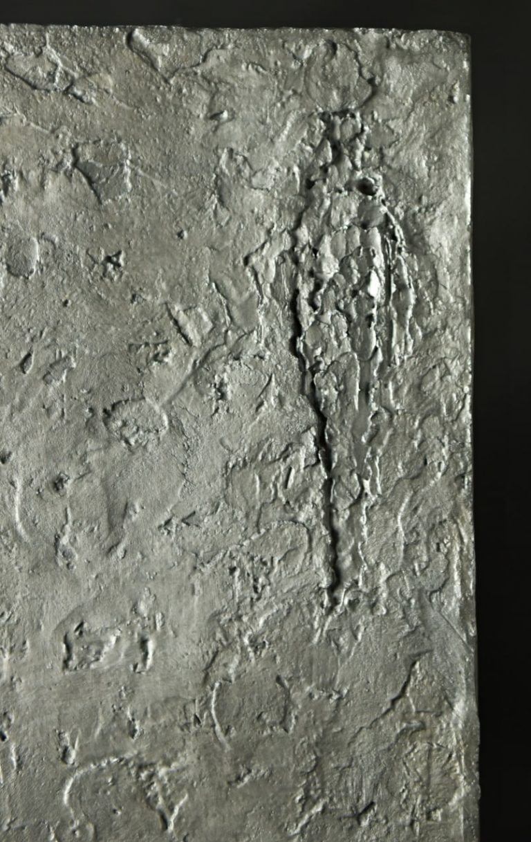 Velký cínový reliéf Děkuji z roku 2002 je nádhernou ukázkou práce Olbrama Zoubka. Ústředním tématem reliéfu Děkuji je polopostava ženy, která má ruce složená na prsou v gestu pokory a pokání. Postava ženy je perfektně propracovaná a dokonale vystupuje nad povrch reliéfu. K celé řeči těla Olbram Zoubek jemně a s pokorou vypodobnil i obličej ženy a její mimiku. Vše korunoval dlouhými zlatými vlasy.