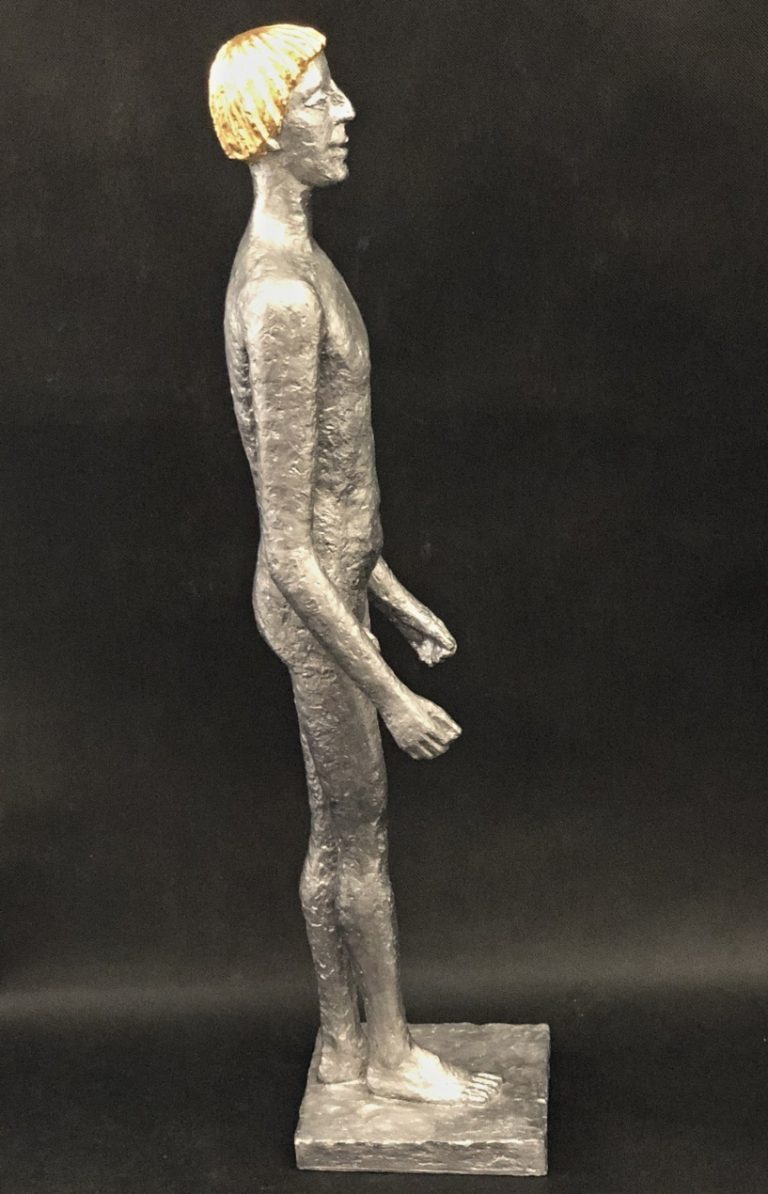 Zlacená cínová socha Kúros o celkové výšce 82 cm z roku 1982.