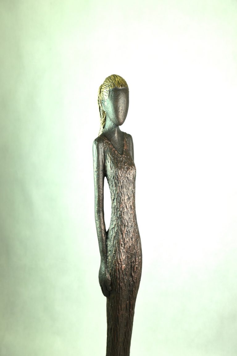 Socha Dívka 140 cm je vytvořena technikou litého kovu jako autorský originál. Znamená to, že tato socha existuje pouze v jediném originálu. Pavel Zouhar ji ve svém ateliéru vytvořil v roce 2021.