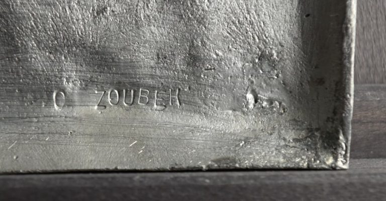 třední cínový reliéf Padající Anděl 2 patří k jedinečným dílům Olbrama Zoubka. Cyklus Andělíčci, který vznikal v roce 2008- 2009 patří k nejvyhledávanějším dílům Olbrama Zoubka a jako taková mají i obrovský investiční potenciál.