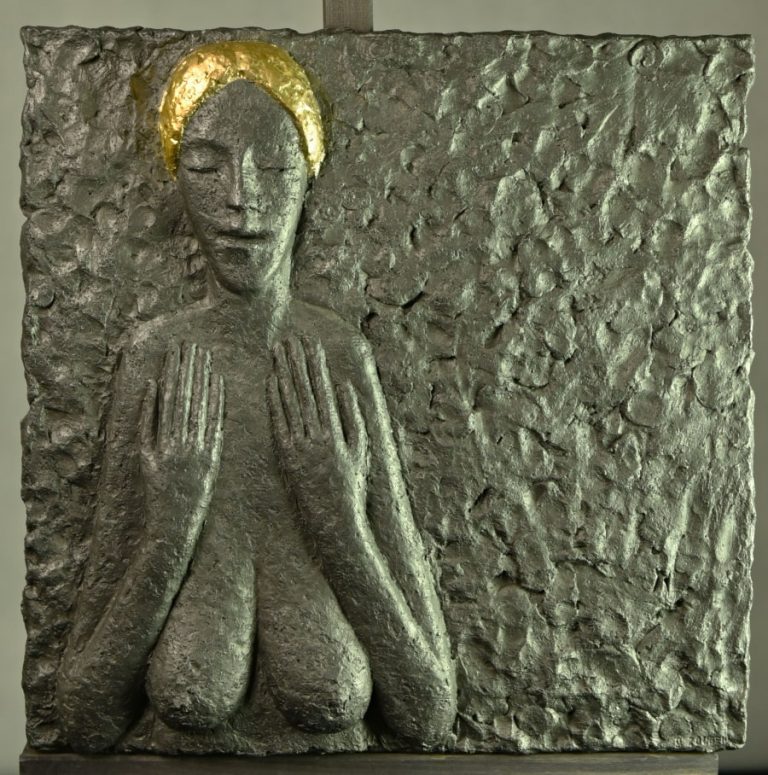 Ještě Děkuji je velkolepé, úchvatné dílo o rozměru 50 x 50 cm. Stejně jako u velkých bronzových reliéfů Olbrama Zoubka i tyto cementové reliéfy patří mezi tzv. Haut-reliéfy (reliéfy s vysokým profilem). Hlava dívky vystupuje více než 5 cm nad povrch reliéfu stejně jako její celé tělo a zejména poprsí.