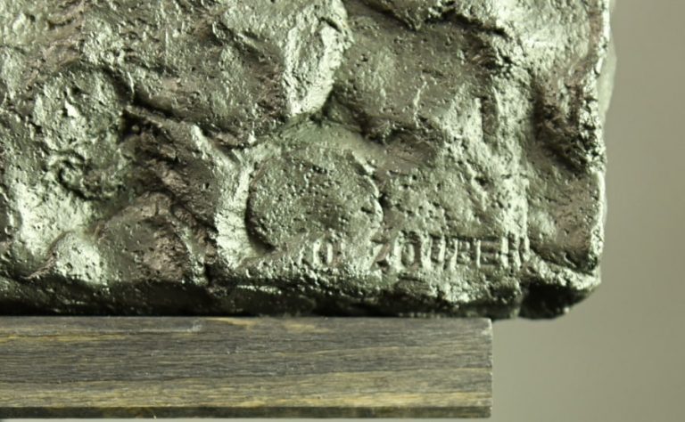 Ještě Děkuji je velkolepé, úchvatné dílo o rozměru 50 x 50 cm. Stejně jako u velkých bronzových reliéfů Olbrama Zoubka i tyto cementové reliéfy patří mezi tzv. Haut-reliéfy (reliéfy s vysokým profilem). Hlava dívky vystupuje více než 5 cm nad povrch reliéfu stejně jako její celé tělo a zejména poprsí.
