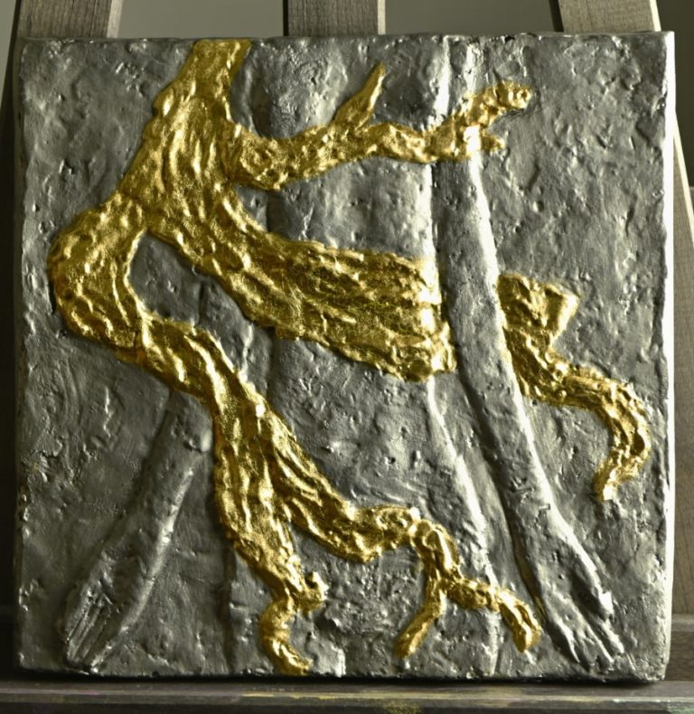 Střední cínový reliéf Vlasatice (střední) patří do triptychu Vlasatic (Pravá, Levá, Střední), který byl vytvořen Olbramem Zoubkem v roce 2010. Vlasatice patří velmi ceněným kusům ze Zoubkovi tvorby a na trhu se takřka nevyskytují.