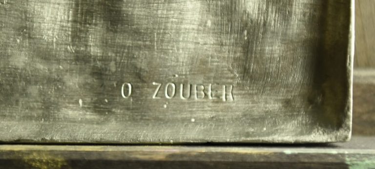 Střední cínový reliéf Vlasatice (střední) patří do triptychu Vlasatic (Pravá, Levá, Střední), který byl vytvořen Olbramem Zoubkem v roce 2010. Vlasatice patří velmi ceněným kusům ze Zoubkovi tvorby a na trhu se takřka nevyskytují.