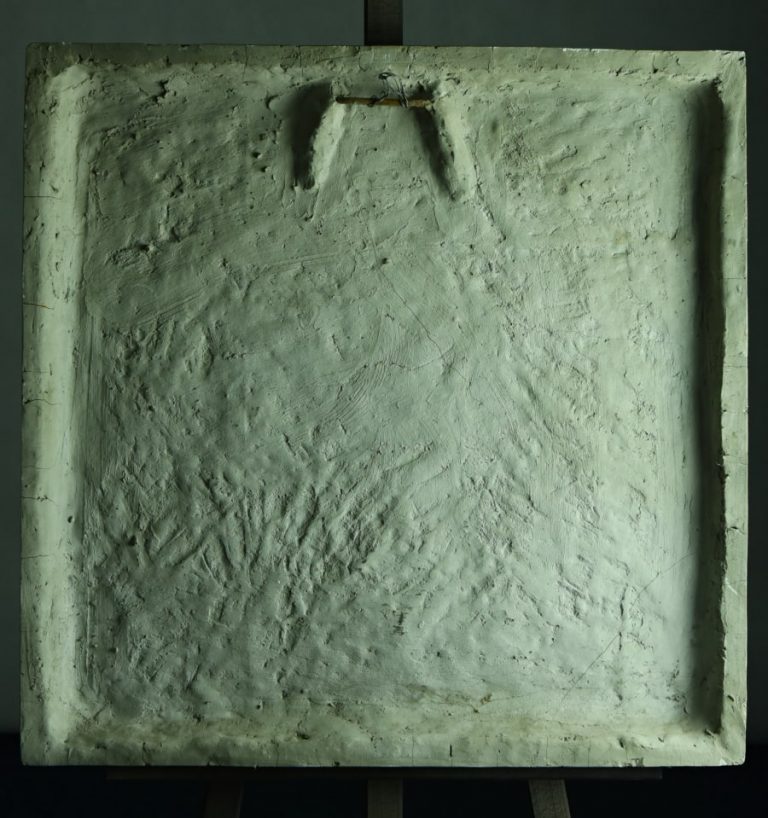 Velký cementový reliéf Žena z Chalkidy v rozměru 62,5 x 63 cm vznikl v květnu roku 1985 v rámci cyklu Ifigenie (hlavní postavy), kam patří i velký cementový reliéf Achilles, které spolu tvoří působivou dvojici.