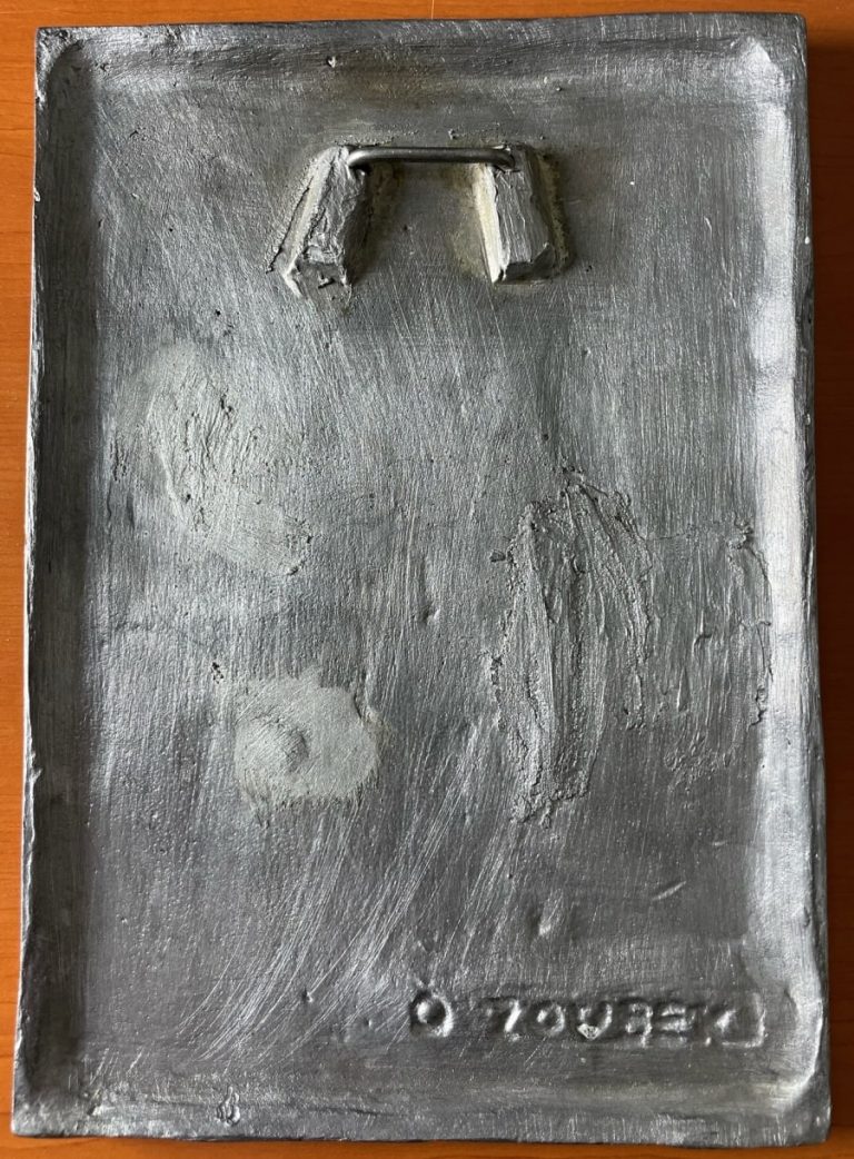 Cínový reliéf Eva s hadem v ráji je v perfektním stavu a na stěně vypadá opravdu skvěle. Jeho velikost je 30 x 21,5 cm. Olbram Zoubek cínový reliéf signoval svým škrábanou signaturou na rubové straně.