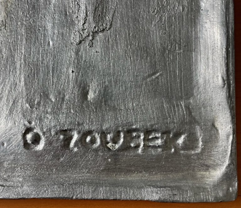 Cínový reliéf Eva s hadem v ráji je v perfektním stavu a na stěně vypadá opravdu skvěle. Jeho velikost je 30 x 21,5 cm. Olbram Zoubek cínový reliéf signoval svým škrábanou signaturou na rubové straně.