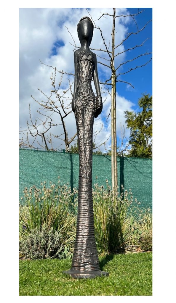 Sochu Dáma s kabelkou tvoří velmi štíhlá, 105 cm vysoká postava ženy, jejíž šat tvoří zároveň podstavec sochy.