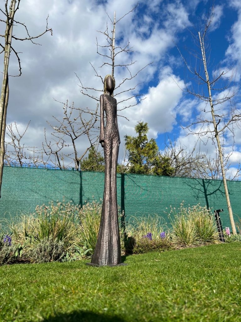 140 cm vysoká socha Dívka - měděná se zlatými vlasy vznikla v ateliéru Pavla Zouhara v roce 2019 a to v počtu pouhém 1 ks. Proto je označována jako autorský originál, neexistuje žádná druhá takováto socha.