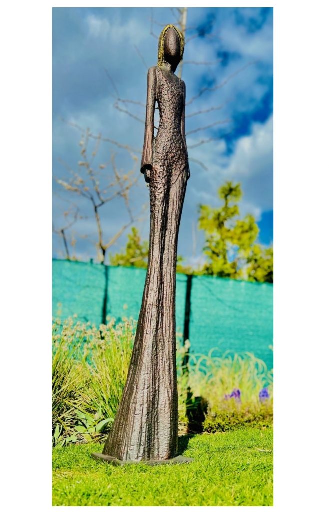 140 cm vysoká socha Dívka - měděná se zlatými vlasy vznikla v ateliéru Pavla Zouhara v roce 2019 a to v počtu pouhém 1 ks. Proto je označována jako autorský originál, neexistuje žádná druhá takováto socha.