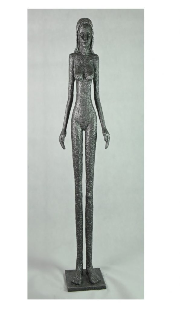 Socha Dívka 170 cm je vytvořena technikou litého kovu jako autorský originál.