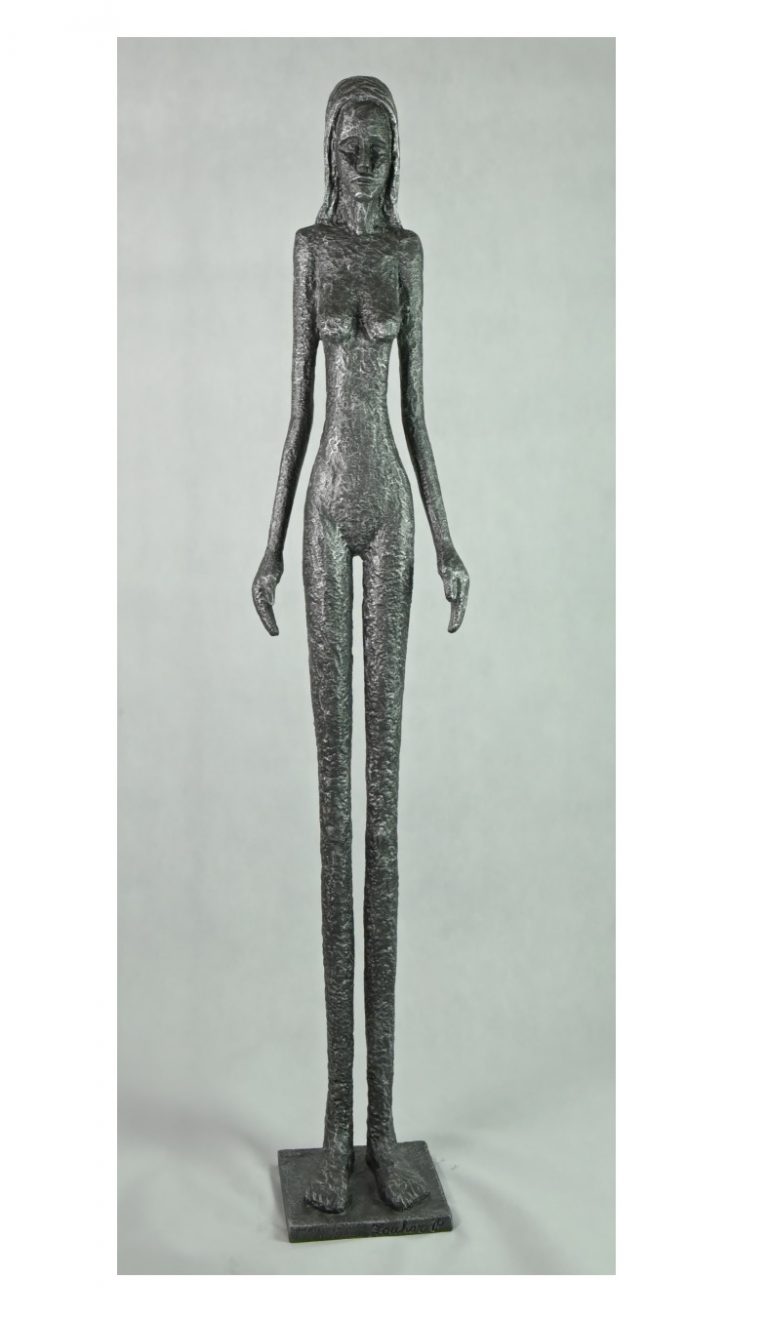 Socha Dívka 170 cm je vytvořena technikou litého kovu jako autorský originál.