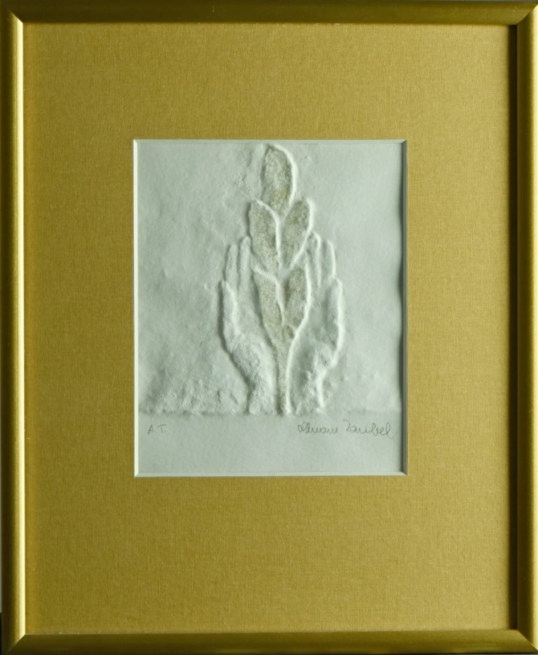 Rozměr tisku ve výřezu 20,5 x 13 cm, celkový rozměr rámu je 39 x 32 cm. Malý reliéfní tisk Ruce s ratolestí byl určen také jako PF 1990.