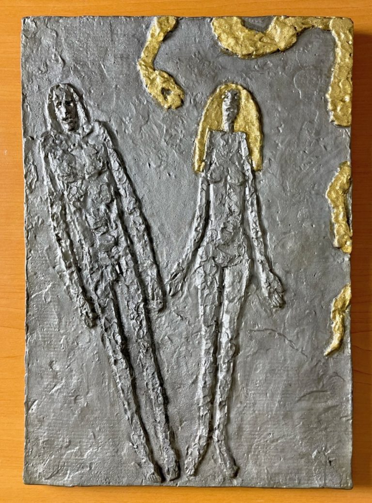 Střední cínový reliéf Adam, Eva, had  z dílny Olbrama Zoubka zachycuje oblíbený biblický motiv Olbrama Zoubka- Adama, Evu a hada, který Evě nabízí jablko poznání. Je to klasický tzv. střední formát cínového reliéfu o rozměru 30 x 21 cm. Postava Adama a Evy velmi plasticky vystupují z podkladu, vlasy Evy stejně jako celý had jsou velmi silně značeny Cínový reliéf Adam, Eva, had  z roku 1992 je signován značkou O. Zoubek vyraženou na rubové straně reliéfu.