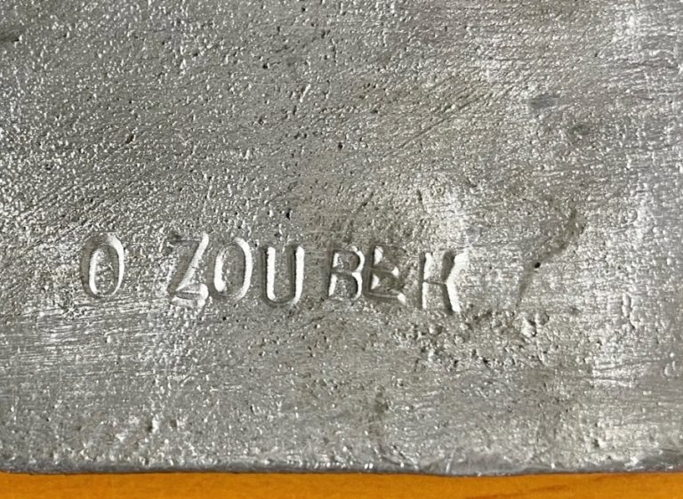 Malý cínový reliéf Olbrama Zoubka Jákob  znázorňuje postavu Jákoba z velkého cínového reliéfu Jákob a Támar, který Olbram Zoubek vytvořil v roce 1992. Rozměr 15 x 15 cm zobrazuje v plné velikosti postavu Jákoba s holí. Vše je  podtrženo výrazným zlacením šatů i hole Jákoba.  Signatura O. Zoubek je vytvořena pomocí raznic.