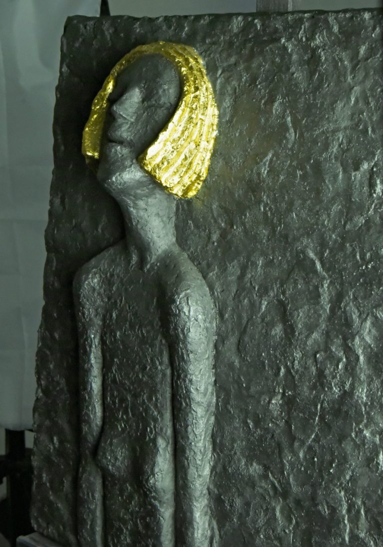 Velkolepý cementový reliéf Ještě Jiskra vytvořil Olbram Zoubek v roce 2004. Jde o nádherné dílo o rozměru 50 x 50 cm.