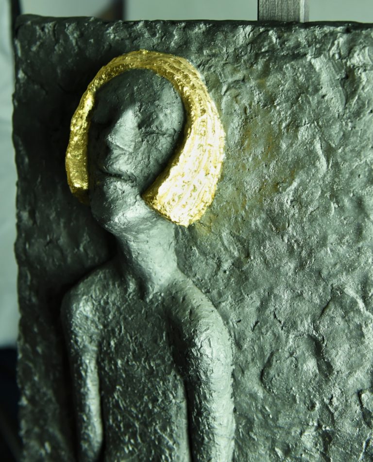 Velkolepý cementový reliéf Ještě Jiskra vytvořil Olbram Zoubek v roce 2004. Jde o nádherné dílo o rozměru 50 x 50 cm.