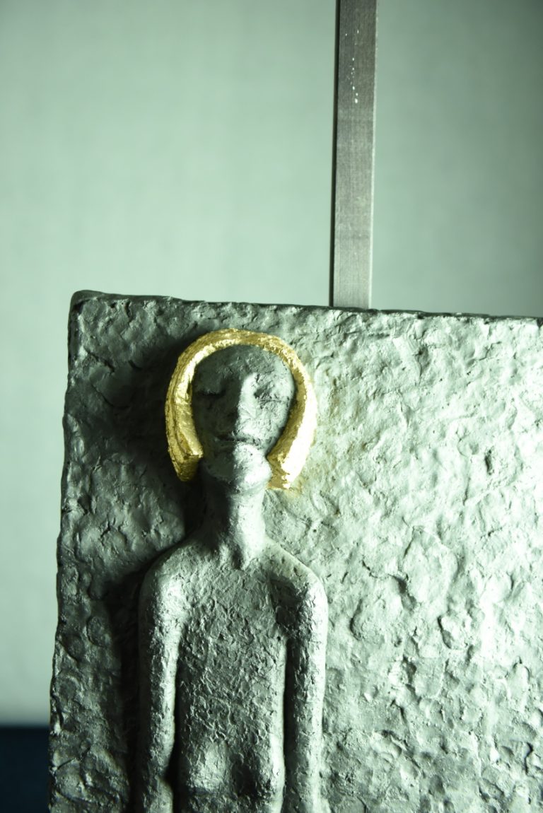 Velkolepý cementový reliéf Ještě Jiskra vytvořil Olbram Zoubek v roce 2004. Jde o nádherné dílo o rozměru 50 x 50 cm.