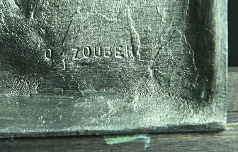 Signování raznicí O ZOUBEK na vrubu cínového reliéfu.