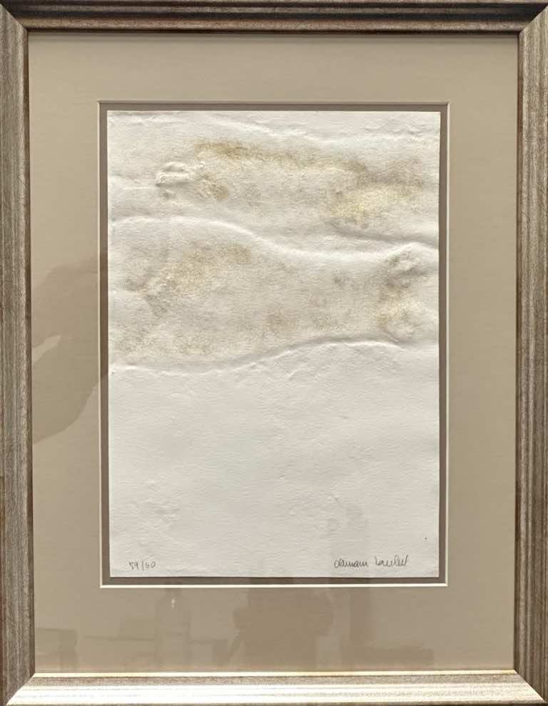 Detail reliéfního tisku, signatura, číslování tisku.