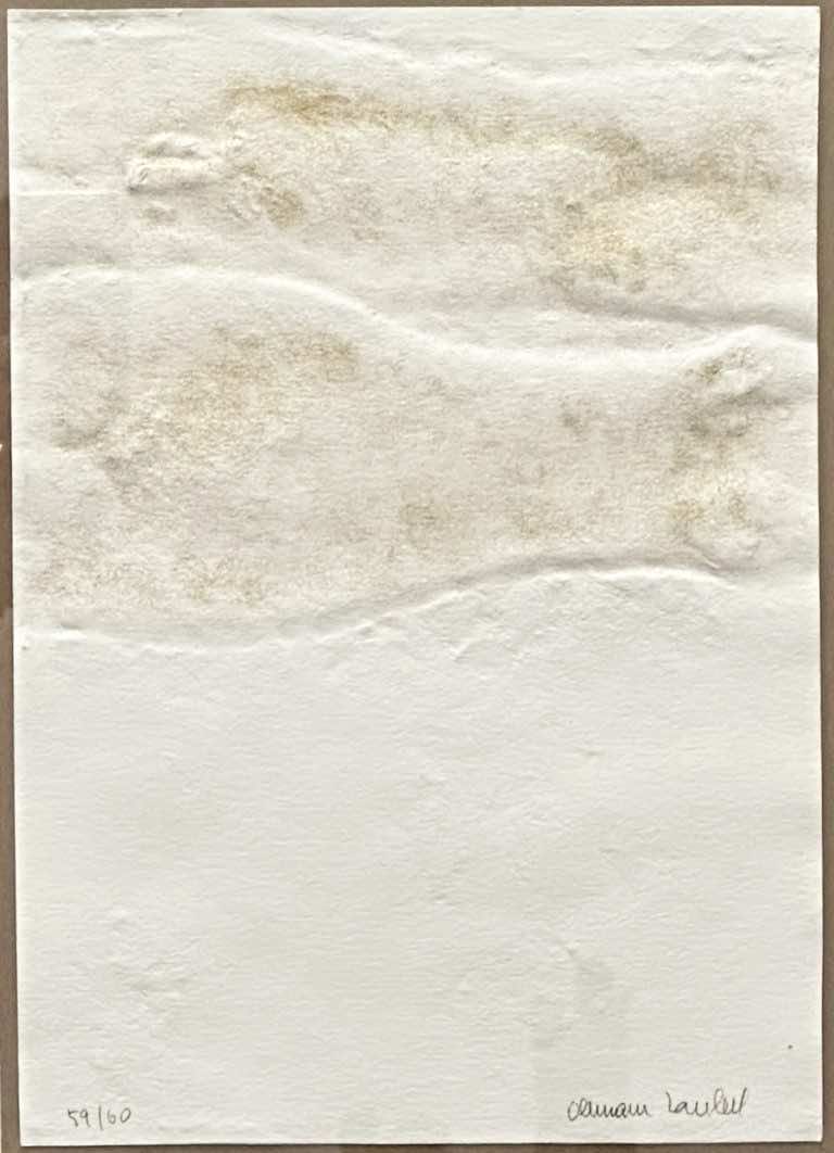Detail reliéfního tisku, signatura, číslování tisku.