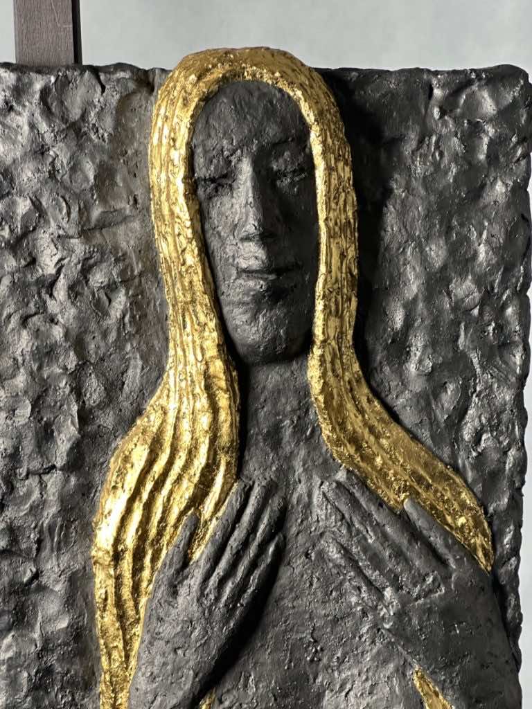 Cementový reliéf, výrazné zlacení.