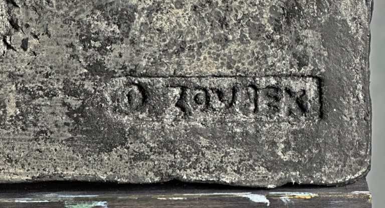 Detail O. Zoubek na cementovém reliéfu