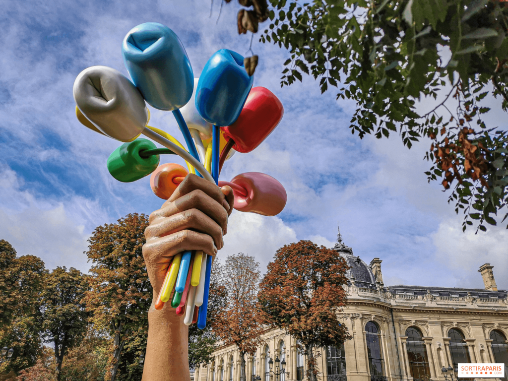 Koonsův projekt „Celebration“, zahájený v roce 1994, zahrnuje sérii velkoformátových soch a obrazů balónových psů, srdcí, diamantů a velikonočních vajec. Každá z 20 soch této série existuje v “unikátních verzích“ a pěti barevných variantách. Naleznete mezi nimi i trhnuté vajíčko modré barvy, které získalo v roce 2008 cenu Charlesa Wollastona za nejvýznamnější dílo na letní výstavě Královské akademie.