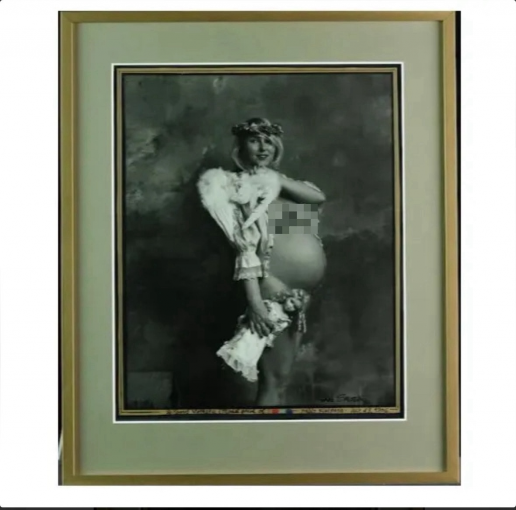 Umělecká černobílá fotografie Young Mother z ateliéru Jana Saudka z roku 2006.