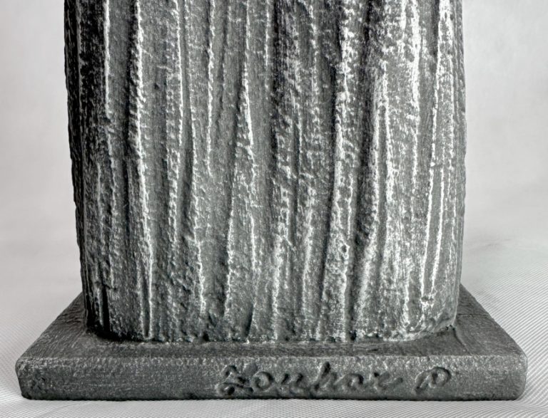Socha, nesoucí název „Stříbrná Aurora“ od Pavla Zouhara, vytvořená v roce 2024, je výrazným autorským originálem. Toto monumentální dílo dosahuje výšky 135 cm a váží 62,8 kg.