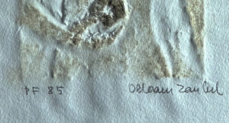 Detail reliéfního tisku, signatura Olbram Zoubek, značka PF 85.