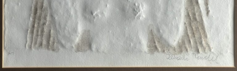 Detail reliéfního tisku, signatura, značka A.T.