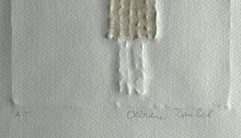 Detail reliéfního tisku, signatura, značka A.T.